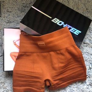 BO + TEE RIBBED MINI SHORTS